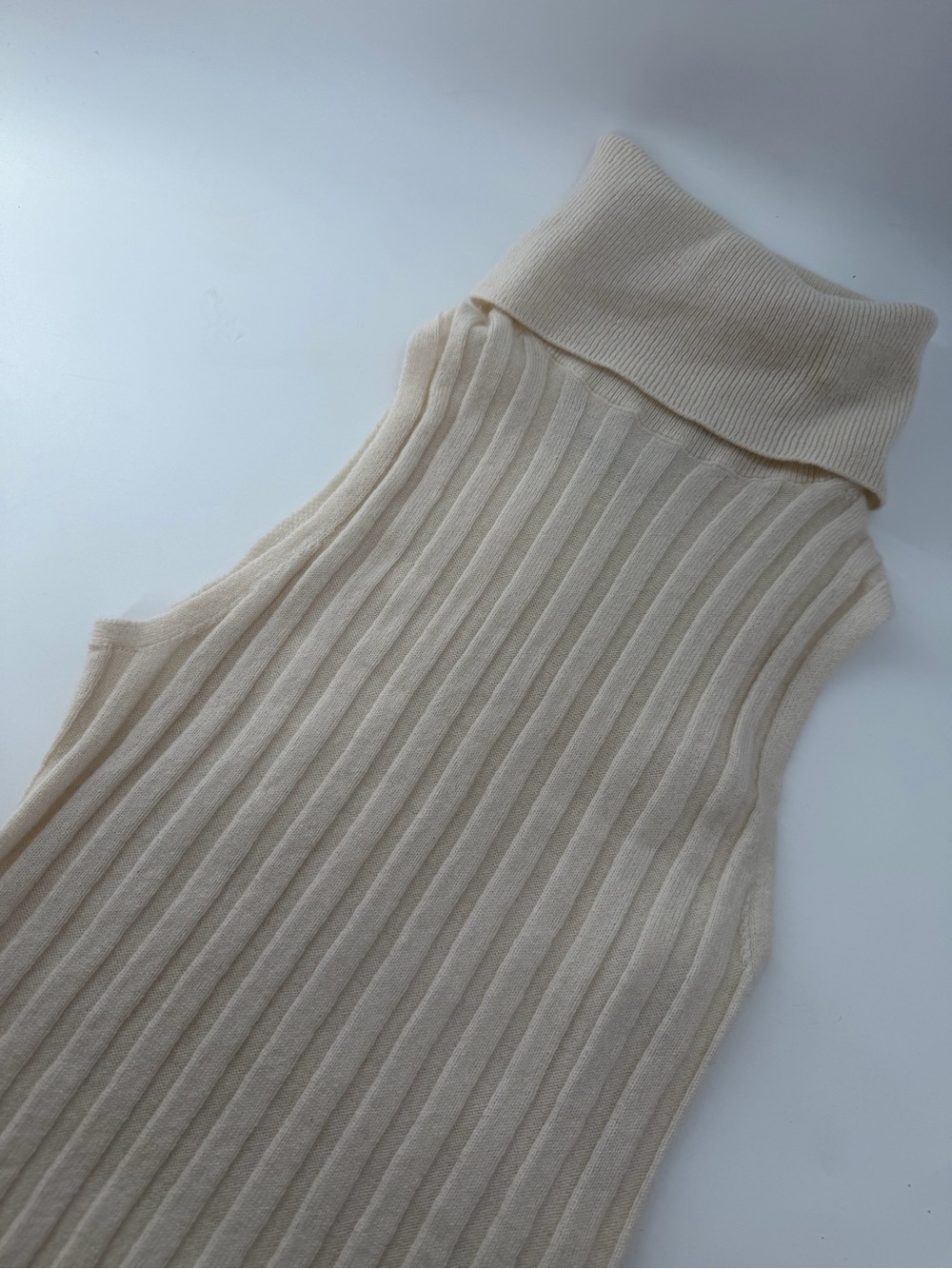 Reformation Rowyn Cashmere Turtleneck Tank In Gossamer